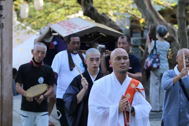 祈りを込めた牡丹餅が日蓮聖人の前に捧げられ
牡丹餅作りに携わった方々へのご加護が祈られ
法要に参列し牡丹餅を手にされた方々の難除けが祈られます

これで龍口法難会がはじめてはじめられるようなもの

18時から
または
24時からの法要
お参りくださいませ