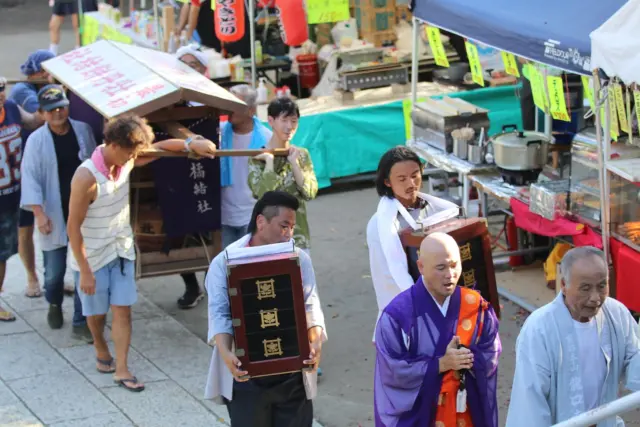 龍口法難会 出来上がった難除け牡丹餅がお堂に捧げられました 樽桶に詰められ お経があげられ 牡丹餅供養大法要その時を待ちます 龍口法難会の場が整いました 18時法要 19時万灯練供養 24時法要 ぜひぜひ年に一度の大行事 お参りくださいませ